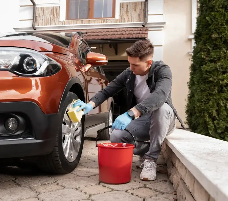 Lavage auto à domicile Charleval : professionnel intervenant sur un véhicule